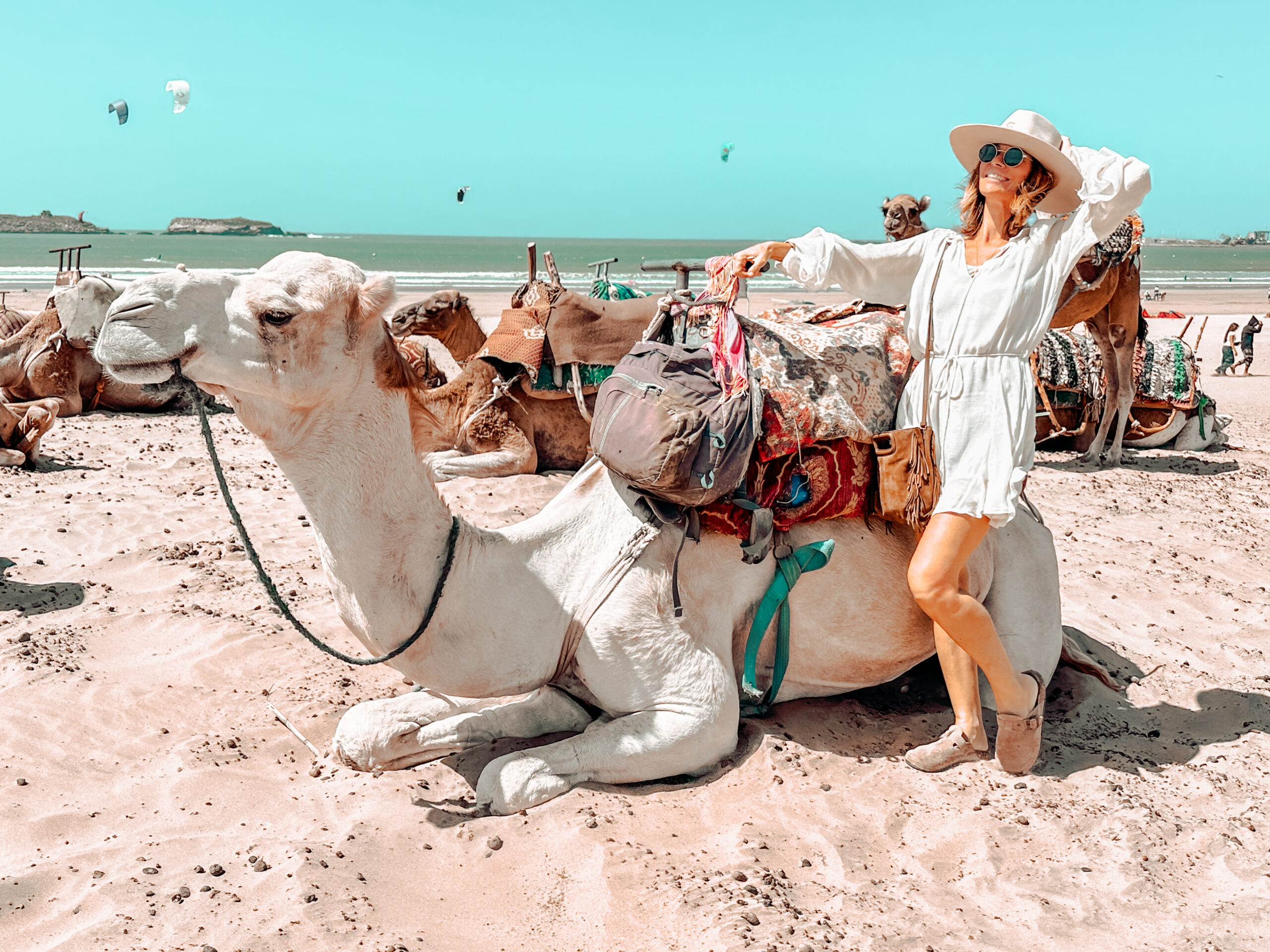 Sabrina à dos de chameau sur la plage d'Essaouira au Maroc, symbole de sa vie d'expatriée et de son business en ligne depuis l'étranger