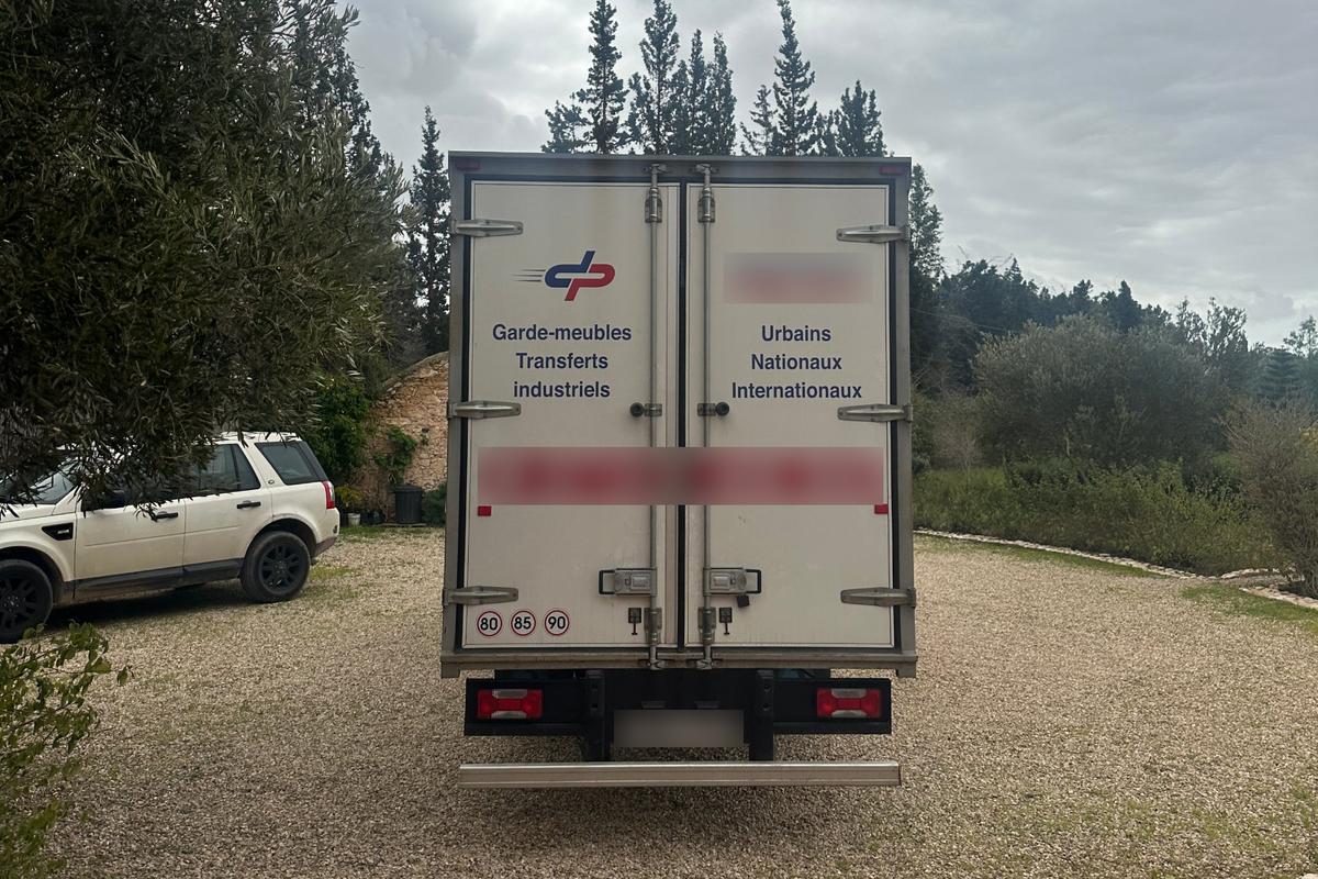 travailler en ligne expatriée au Maroc : camion de déménagement devant une maison